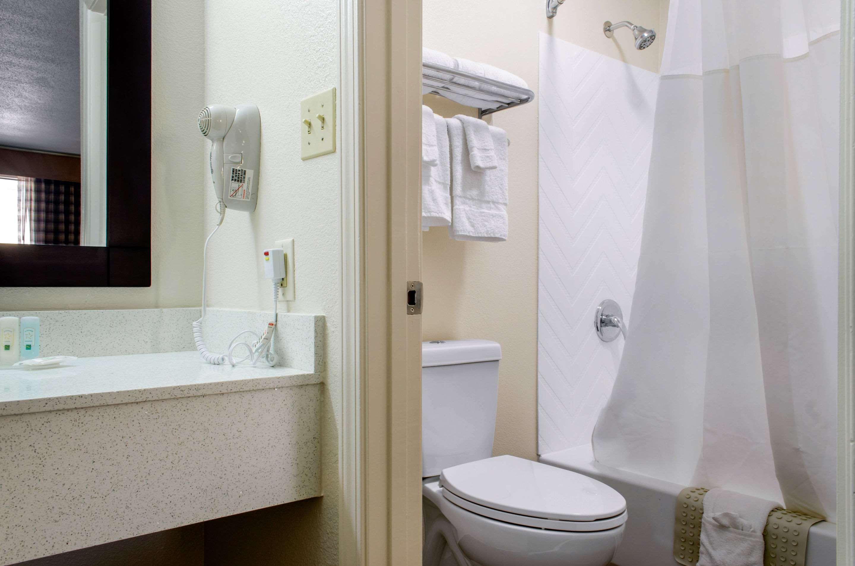 Quality Inn McComb Bagian luar foto