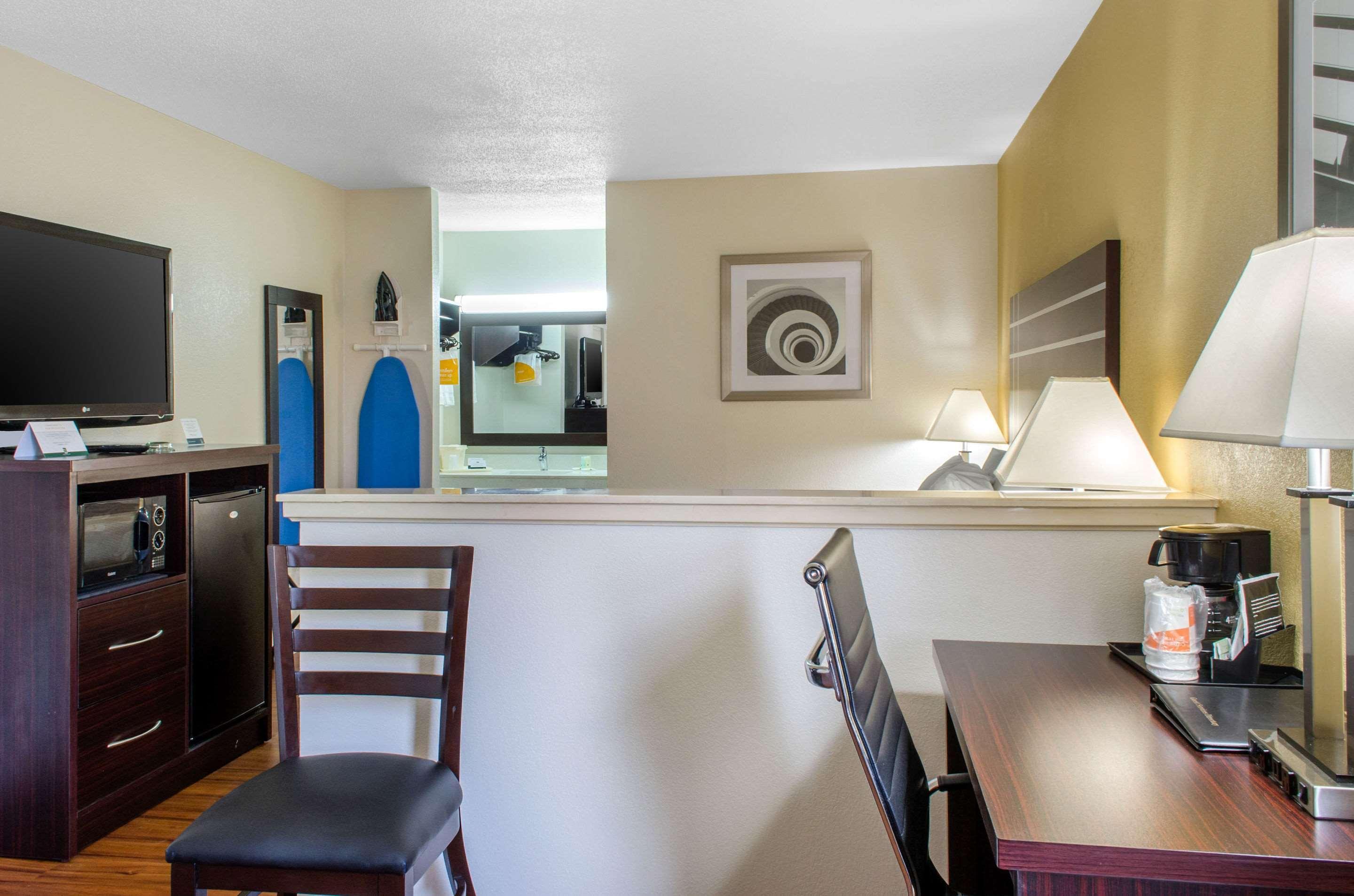 Quality Inn McComb Bagian luar foto