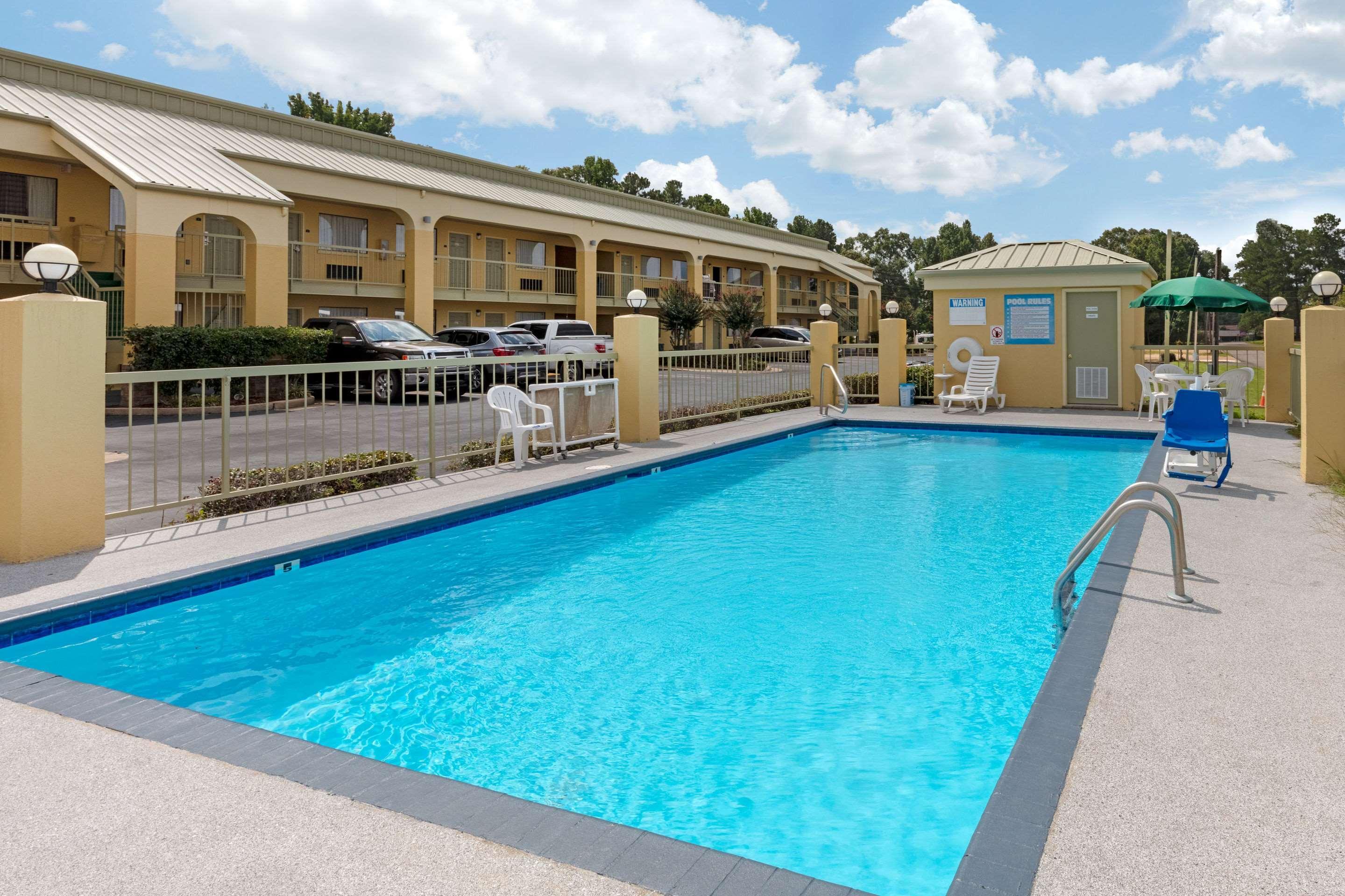 Quality Inn McComb Bagian luar foto
