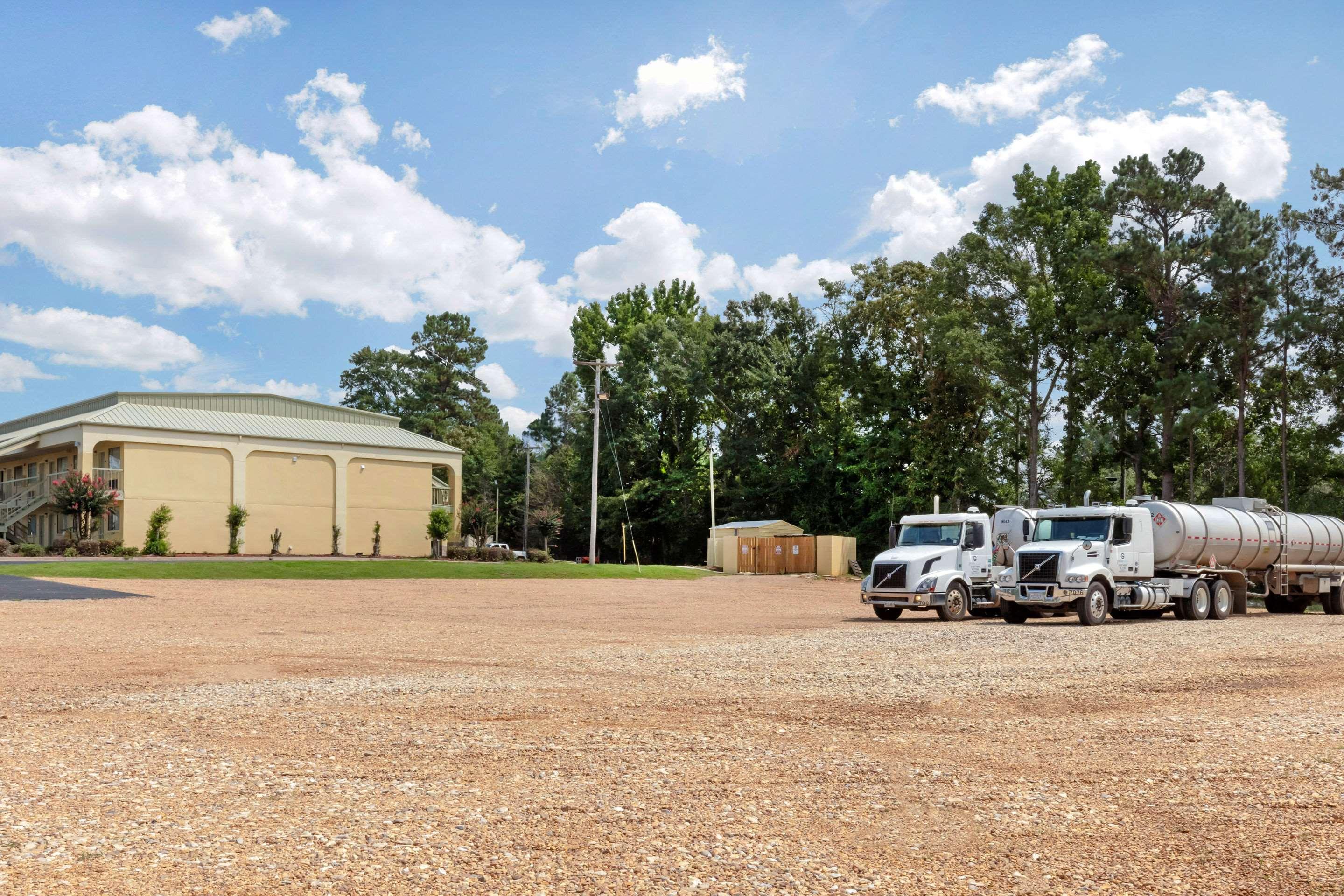 Quality Inn McComb Bagian luar foto