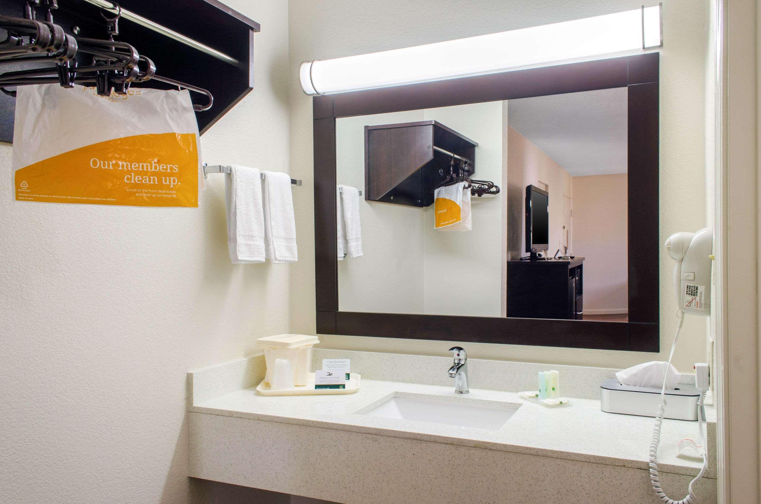 Quality Inn McComb Bagian luar foto