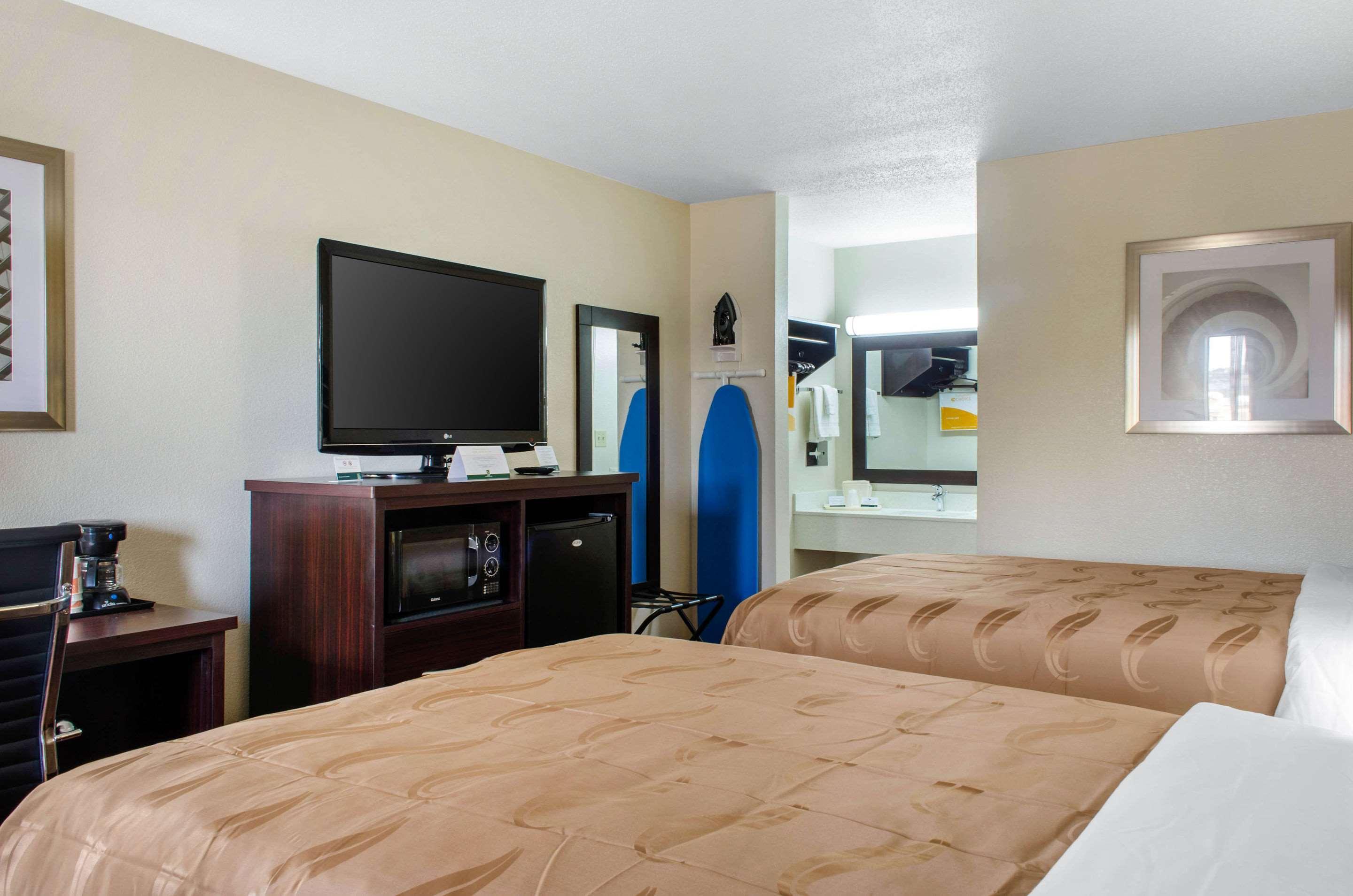 Quality Inn McComb Bagian luar foto