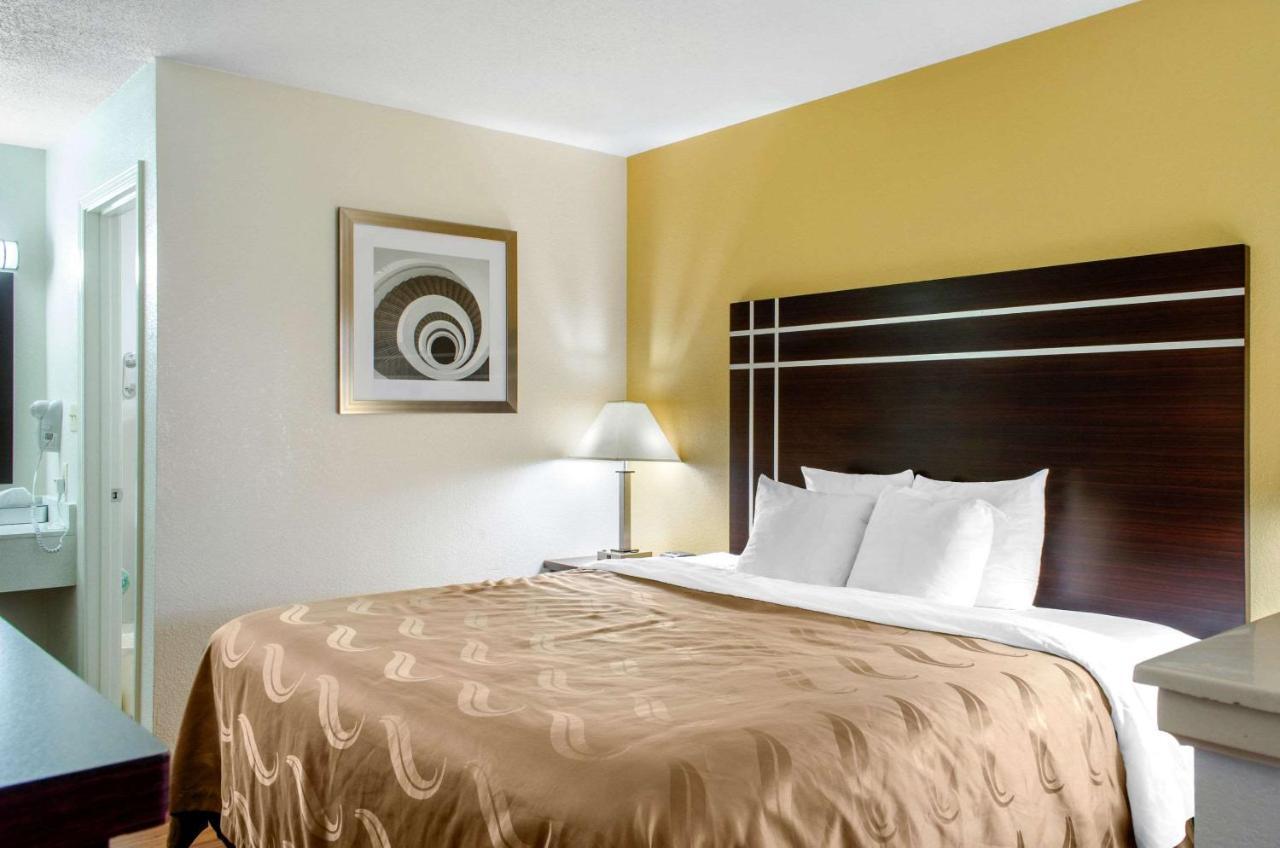 Quality Inn McComb Bagian luar foto